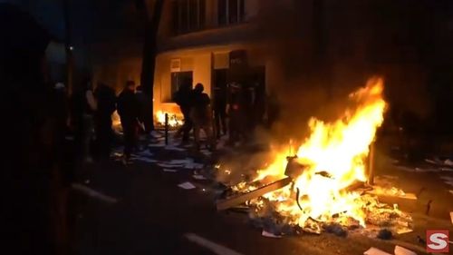 VIDEO Ministerul de Interne din Franța anunță că 79 de polițiști au fost răniți în confruntările de la protestele de vineri seara. 994 de persoane au fost arestate, sute de de mașini incendiate și zeci de clădiri avariate