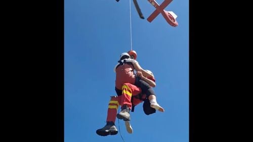 VIDEO O turistă a fost salvată cu elicopterul din Munții Ciucaș / S-a lovit la un picior / Salvamont: „Adidașii de oraș nu protejează glezna”