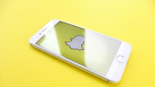Snap va lansa noi funcţii pentru a facilita mărcilor să creeze experienţe de cumpărături în realitate augmentată în aplicaţia sa Snapchat/ Cu ”Dress Up”, utilizatorii pot să încerce virtual îmbrăcăminte şi accesorii.