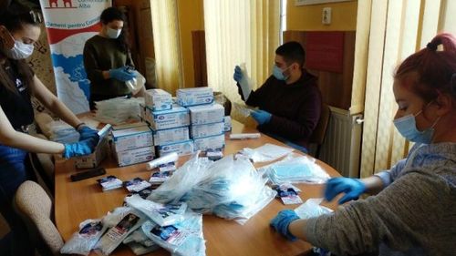 Donație de măști chirurgicale pentru vârstnicii dintr-o zonă afectată de coronavirus din județul Alba și pentru bolnavii cu scleroză multiplă