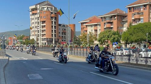 VIDEO Motociclist în România: Când ești pe două roți și ”conservarul” îți face loc, în spatele volanului e un motociclist / Mărturie dură: Cum erau tratate femeile pe motor, în trecut