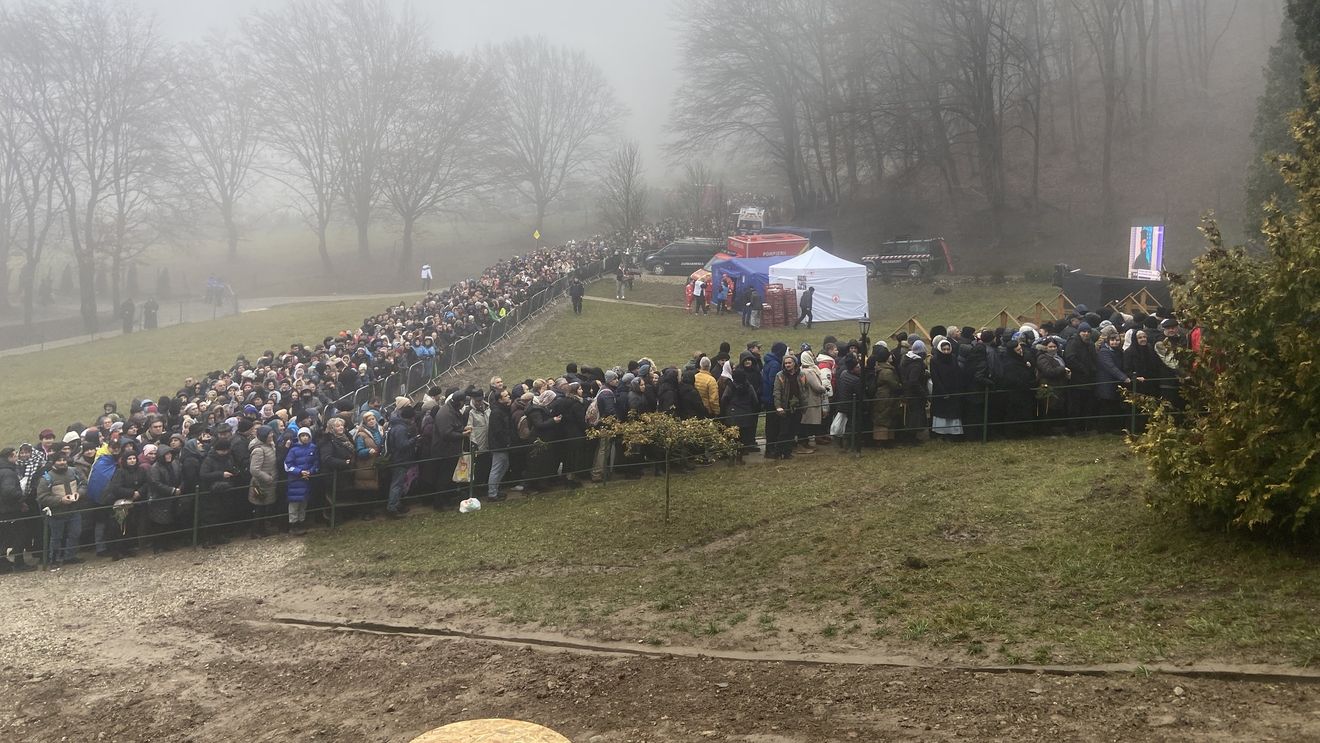 24 de persoane care participau la ceremoniile de canonizare a lui Arsenie Boca au necesitat asistenţă medicală / Un adult şi un copil de 13 ani au fost transportaţi la spital / Recomandări pentru pelerini