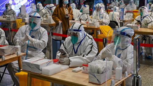 Uniunea Europeană "încurajează" statele să impună teste negative COVID-19 călătorilor din China