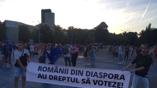 VIDEO Sute de oameni la miting în Piața Victoriei: ”Vor să voteze, lăsați-i să voteze!”