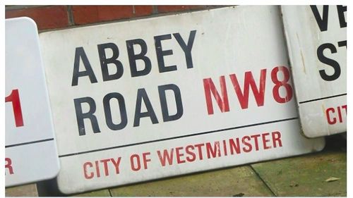 O plăcuţă cu numele străzii Abbey Road cu semnificații pentru fanii The Beatles, vândută la licitație cu 37.000 de lire sterline