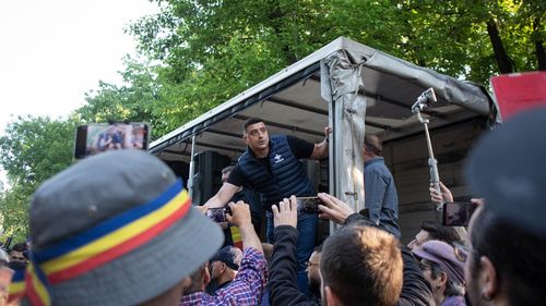 România cu piciorul pe frână din cauza teoriilor conspiraționiste / Cum au fost blocate sau încetinite măsuri ce ar putea aduce beneficii societății: de la copiii luați din familii la scandalul plăților cash