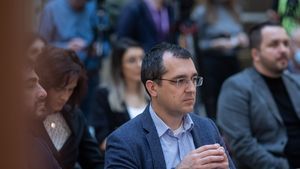 Fostul ministru al Sănătății, Vlad Voiculescu după ce angajații ministerului au ieșit să protesteze: Închipuiți-vă șocul domnului Rafila, să se trezească cu protest când dânsul nu vrea să deranjeze pe nimeni. El dorește doar să prezideze conferințe pompoase și să călătorească prezidențiabil