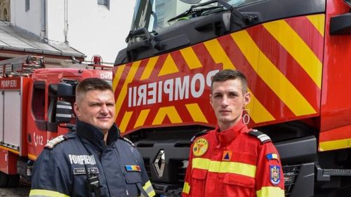 MAI, despre pompierii implicați în intervenția de la Crevedia: „Băieții noștri. Toți ai noștri sunt acolo!” au fost cuvintele lui Andrei (dreapta), cuvinte care ne vor rămâne întipărite în memorie pentru totdeauna