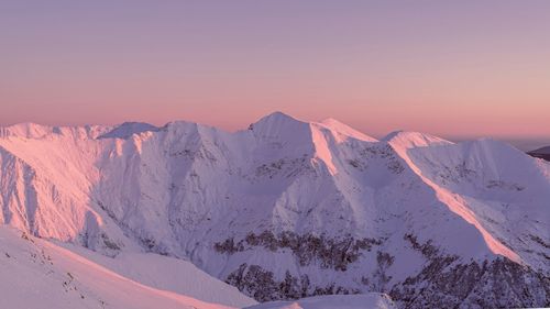 Turist din Bucureşti, rătăcit pe munte, după ce a urcat fără echipament adecvat şi fără să cunoască traseele / A fost recuperat de salvamontişti în șoc hipotermic