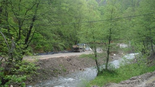 Activiștii de mediu contestă emiterea autorizației de mediu pentru microhidrocentrala de pe râul Taia din Parcul Natural Grădiștea Muncelului Cioclovina / Râul riscă să fie băgat în țeavă, deşi România e în procedură de infringement