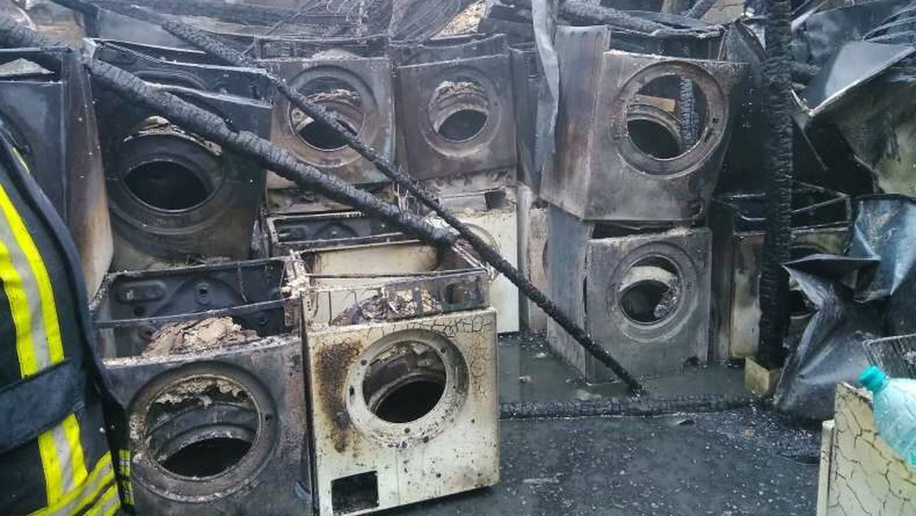 Bistrița Năsăud: Casă de tip duplex, grav afectată de e un incendiu care a pornit la un atelier de reparaţii