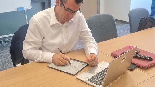 Senatorul USR Ștefan Pălărie: Miercurea Neagră se confirmă și în Educație. Puterea pune piciorul pe accelarație, calcă totul în picioare și la legile Educației! Nu mai vrea dezbateri reale în Parlament. Vor doar o comisie reunită, cu procedură specială, pe fugă, pe repede înainte