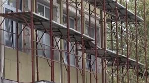 VIDEO Școală din Constanța, reabilitată din fonduri PNRR, cu pereți infiltrați de apă. Lipsesc uși, calorifere, iar copiii învață cu gecile pe ei