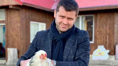 Dragnea, ironizat de preotul romano-catolic Francisc Doboș: "Am un proces azi. N-am putut să mă îmbolnăvesc și să mă internez în weekend ca să scap". Preotul l-a mai taxat în trecut și pe Ilan Laufer: "Băbăiatule!!!"