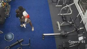 VIDEO "Să nu renunți niciodată": O femeie se luptă cu un bărbat care a atacat-o într-o sală de fitness din SUA