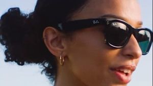 VIDEO Facebook a prezentat prima pereche de ochelari inteligenţi, realizați împreună cu Ray-Ban