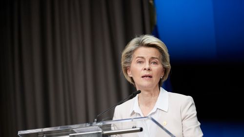 Șefa Comisiei Europene: AstraZeneca trebuie să îşi onoreze contractul pe care îl are cu statele membre înainte de a se angaja din nou în exportarea vaccinului. Vrem să le explicăm cetăţenilor europeni că îşi pot primi cota corectă