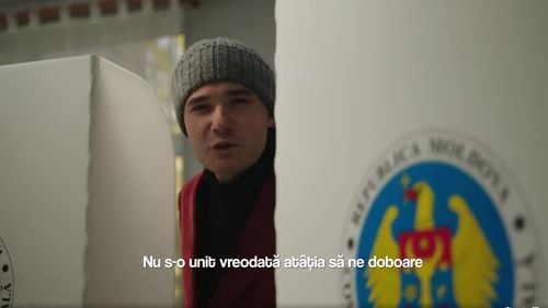 VIDEO Melodia unui artist viral în Moldova îndeamnă la vot împotriva candidatului pro-rus la prezidențiale: ”Bagă rusu' banu' (...) Vă suntem dragi de nu ne dați pace / Nu fraudează ei cât votăm noi”