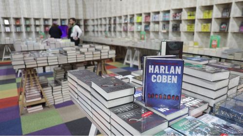 VIDEO Literatura pentru tineri în 2022: Ce fel de povești citesc tinerii, cum încearcă editurile să îi atragă și în ce direcție evoluează cărțile dedicate acestora