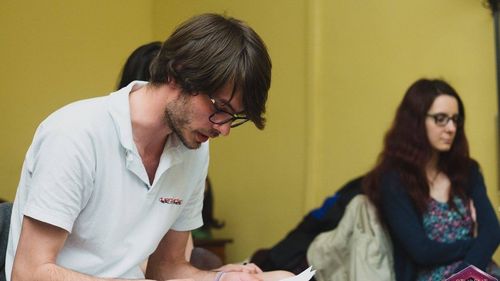 Viața unui profesor suplinitor. Cum credeam și cum este în interiorul sistemului – Florin Buzdugan, profesor de limba engleză