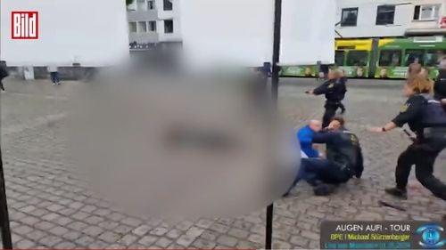 Operațiune „majoră” a poliției germane în orașul Mannheim, după ce un bărbat a atacat cu un cuțit pe un cunoscut activist anti-islam, la o manifestație de extremă dreapta / Polițist înjunghiat în gât / Atacatorul, împușcat de poliție