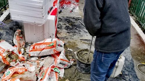 Cum a rezolvat firma care anvelopează blocuri problema adezivului folosit incorect sub 5 grade Celsius: au lipit etichete noi pe care scrie că pot să lucreze și la minus 5 grade