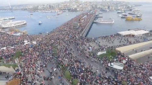 Manifestaţie naţionalistă uriaşă la Istanbul "împotriva PKK şi a terorismului israelian" / Bilal Erdogan, fiul şefului statului turc, i-a salutat "martirii" armatei căzuţi în Irak