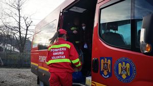 Patru persoane transportate la spital, printre care și un paramedic, după un accident în care a fost implicată și o ambulanță SMURD