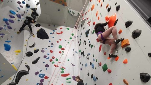 VIDEO Prima sală construită de la zero pentru escaladă sportivă, cu aproximativ 100 de trasee de cățărat / Panoul principal are o înălțime de 13 metri