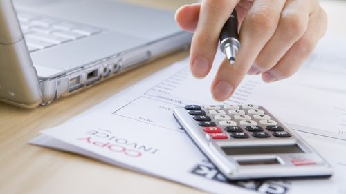 Hidroelectrica a început să trimită facturile la electricitate. Facturile vor veni eșalonat, nu cu „teancul”