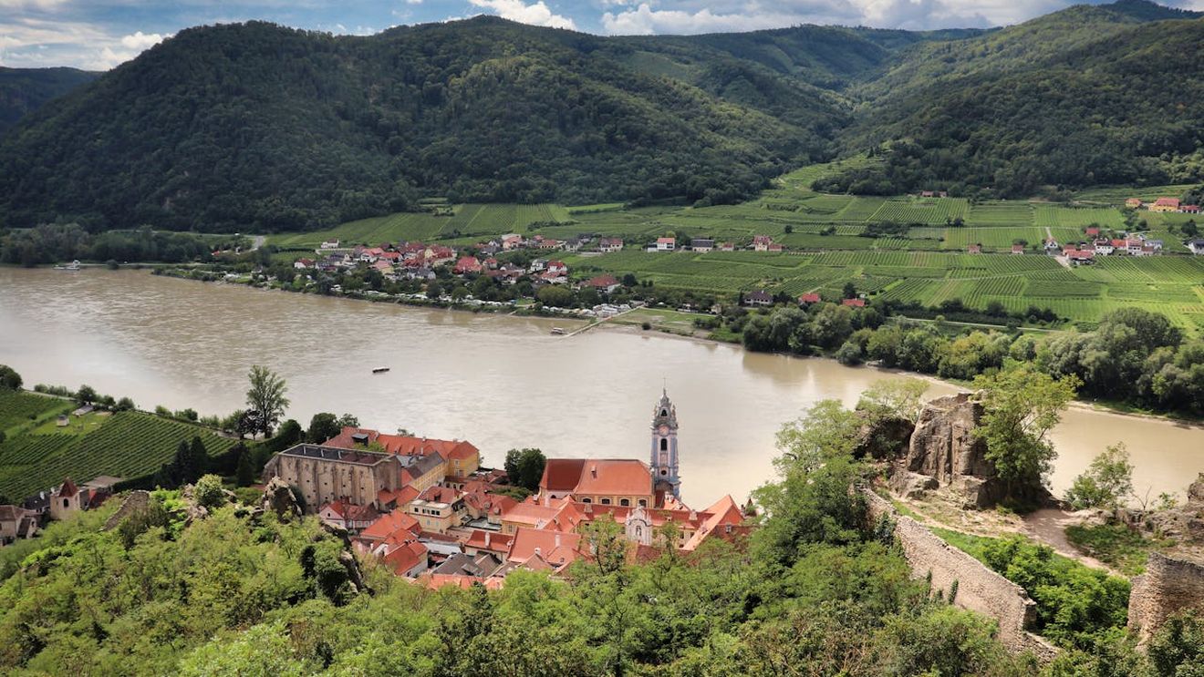 11 persoane au fost rănite după ce o navă de croazieră bulgară s-a izbit de o ecluză pe Dunăre, în Austria