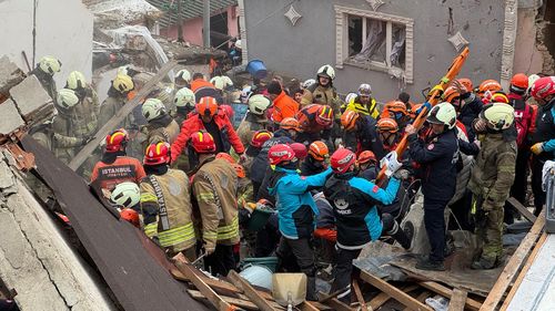 Două clădiri s-au prăbușit în Istanbul în urma unei explozii de gaz / Cinci persoane, blocate sub dărâmături