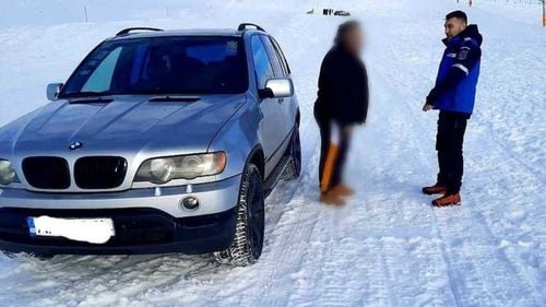 Doi bărbaţi, tată şi fiu, prinși cu SUV-urile pe pârtia de schi din staţiunea Muntele Mic / Amendați cu 2.000 de lei