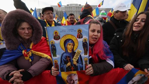 VIDEO Mii de oameni au participat la un miting pro-Călin Georgescu și anti-Iohannis / Participanții au cerut reluarea turului 2 al alegerilor prezidențiale / Protestatarii au aruncat cu peturi și covrigi către reportera DIGI24
