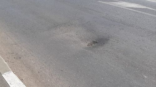 Groapă nemarcată extrem de periculoasă, de 30 cm adâncime, pe una dintre cele mai aglomerate artere din Sectorul 2 din București