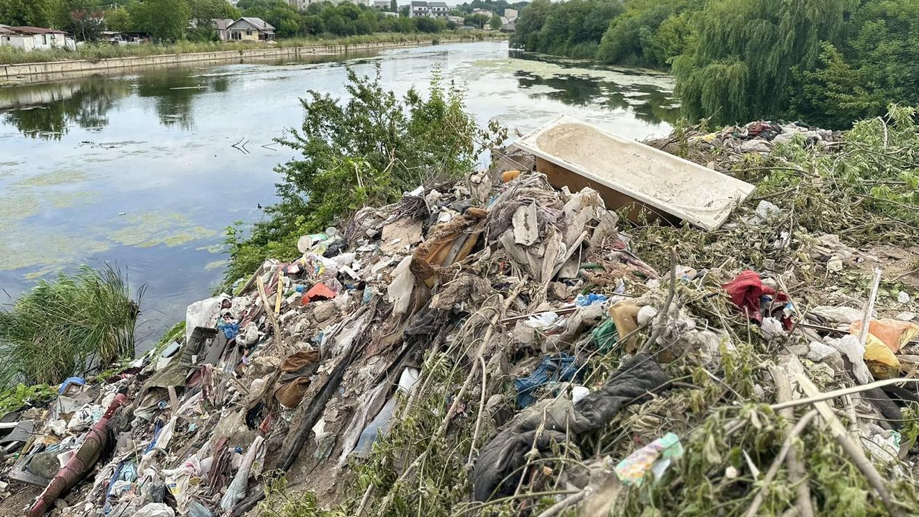 FOTO Primarul sectorului 2, Radu Mihaiu: Circa 20.000 tone de deşeuri mai sunt de strâns de pe malurile lacurilor din sector/ Edilul speră să fie strânse toate până la sfârșitul anului
