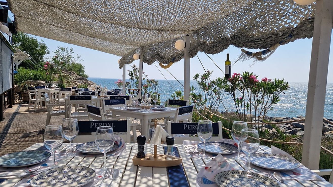 FOTO Cherhanalele de pe litoral: Unde poți să te oprești la o masă de pește, fructe de mare și vin pe plajă