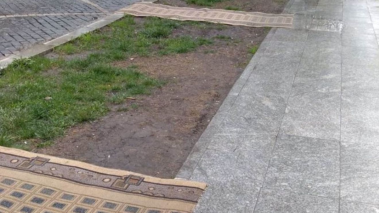 FOTO Covor peste noroi în fața Consiliului Județean Vrancea în așteptarea unor invitați străini