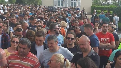 Mii de români stau la coadă la o secție de votare din Neustadt, Germania. Crucea Roșie împarte apă, s-a deschis o cameră pentru mame și copii