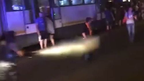 VIDEO Un polițist lovește un protestatar cu pumnul în cap, pe la spate