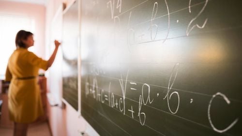 Subiectele la Matematică de la Evaluarea Națională 2023. La geometrie, elevii au avut două cuburi, iar aproape toate problemele date au fost abstracte, fără nicio legătură cu situații din viața reală