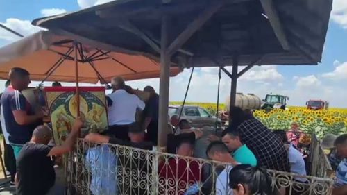 Digi24: Ploaia, chemată cu rugăciuni pe un câmp din Galați: Am apelat la divinitate. Nu ne stă în putință ca primărie să facem sisteme de irigat / Într-o comună din Dolj, primarul care deține sute de hectare, a accesat fonduri europene pentru irigații 