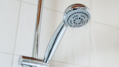 Este adevărat că dușul zilnic este dăunător pentru piele? Ce spune un studiu recent