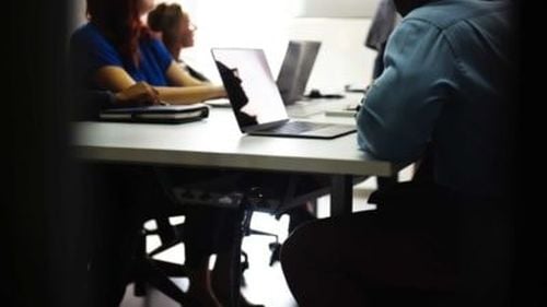 RAPORT Politizare răspândită, servicii de consiliere „care nu-și îndeplinesc misiunea”, locuri insuficiente de cazare – situația studenților din România