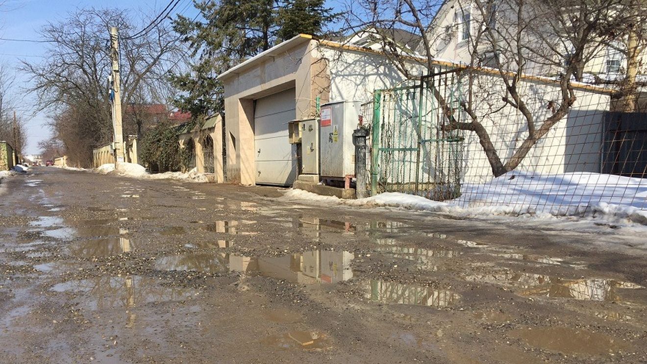 FOTO: O stradă din Sectorul 1 al Capitalei arată ca în Evul Mediu, în timp ce primarul Tudorache cheltuiește 3,2 milioane de lei pe excursii electorale pentru pensionari