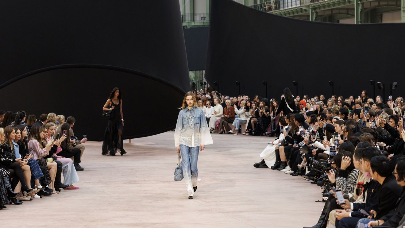 Chanel la Paris Fashion Week: eleganță clasică sau lipsă de inovație?