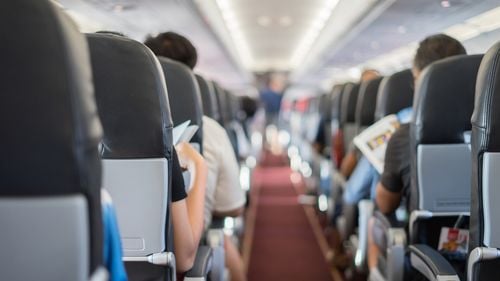 Pasagerii care se ridică în picioare înainte ca avionul să se oprească vor fi amendați