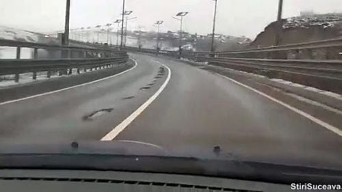 VIDEO Şoseaua de centură a Sucevei s-a umplut de gropi la un an de la inaugurare / Drumarii: Întregul obiectiv este în perioada de garanţie, lucrările de reparaţii vor fi executate de constructor