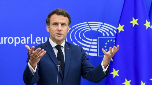 Emmanuel Macron spune că va deschide o dezbatere privind extinderea umbrelei nucleare a Franței la aliații europeni