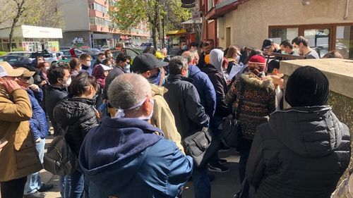 Birocrația în criză: Cozi la DSP București, zeci de persoane care au ieșit din izolare așteaptă adeverințele necesare pentru concediul medical / Ministerul Sănătății: DSP este suprasolicitată, certificatele medicale pot fi luate și de la medicii de familie